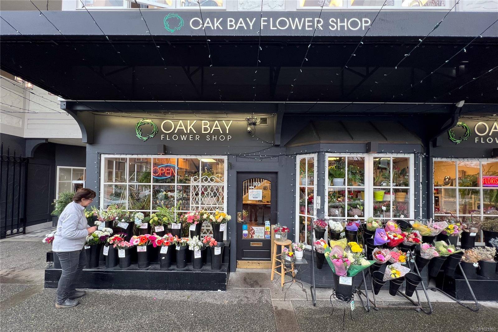 Oak Bay, BC V8R 1G1,2187 Oak Bay Ave #102