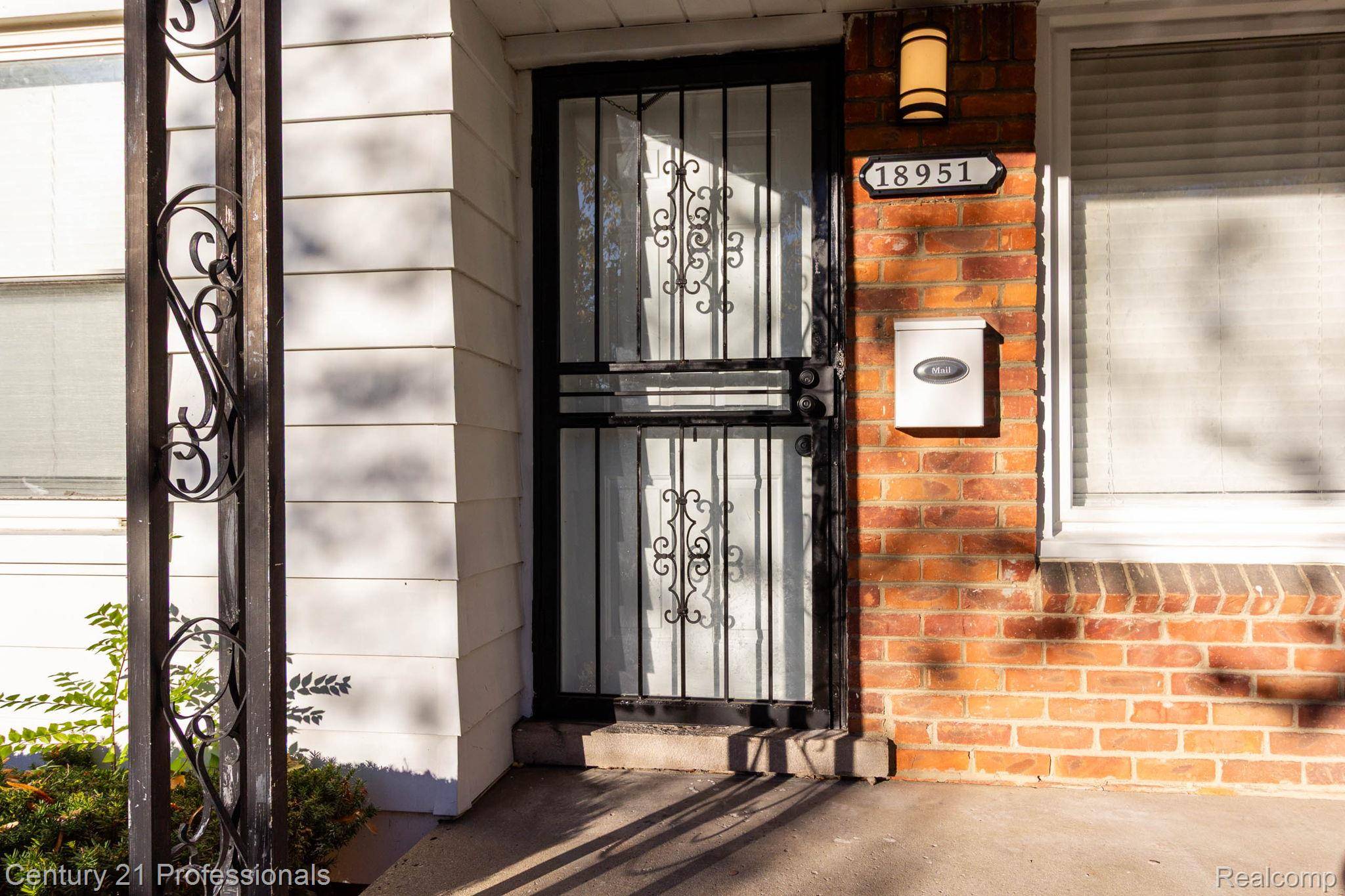 Detroit, MI 48219,18951 Edinborough RD