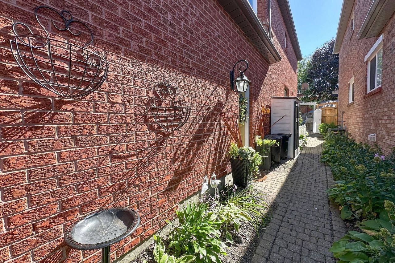 Whitby, ON L1R 1Z6,66 Fieldnest CRES