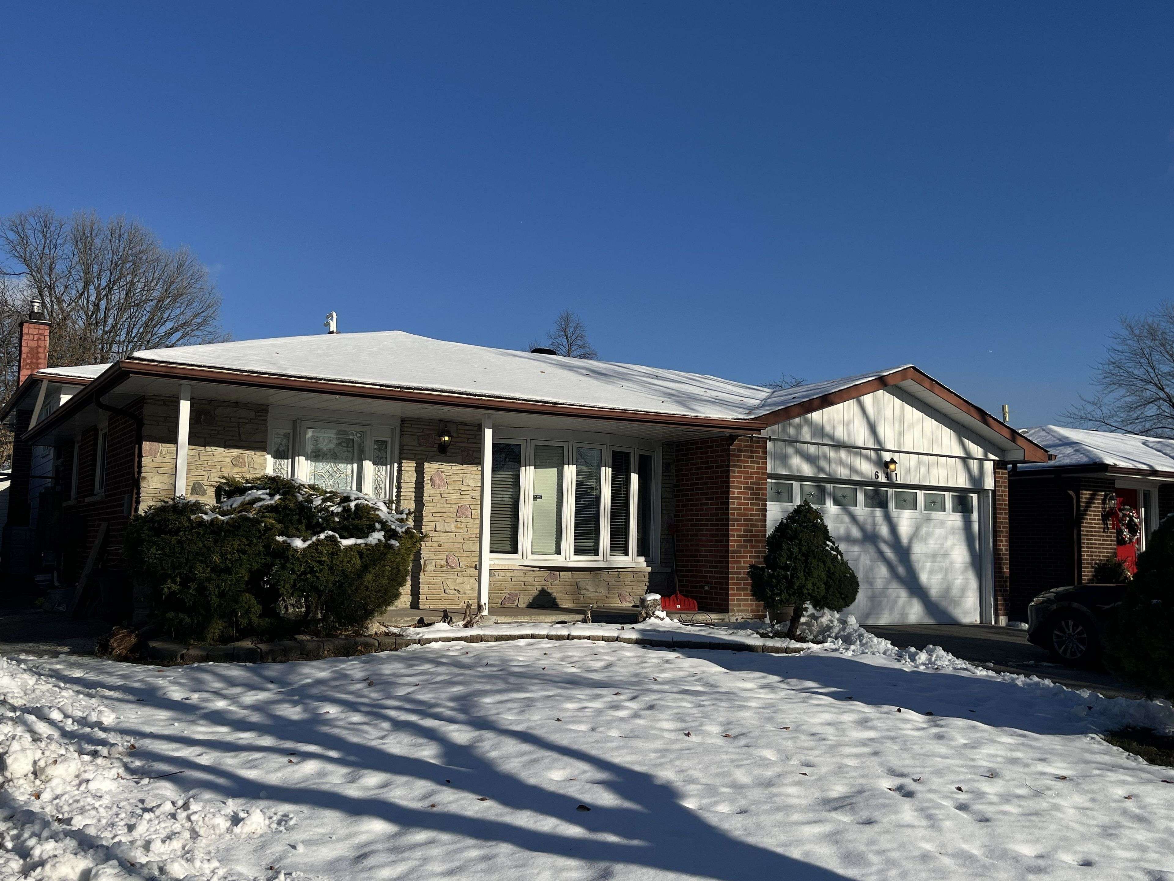 Mississauga, ON L5C 1N8,641 Eaglemount CRES #Upper