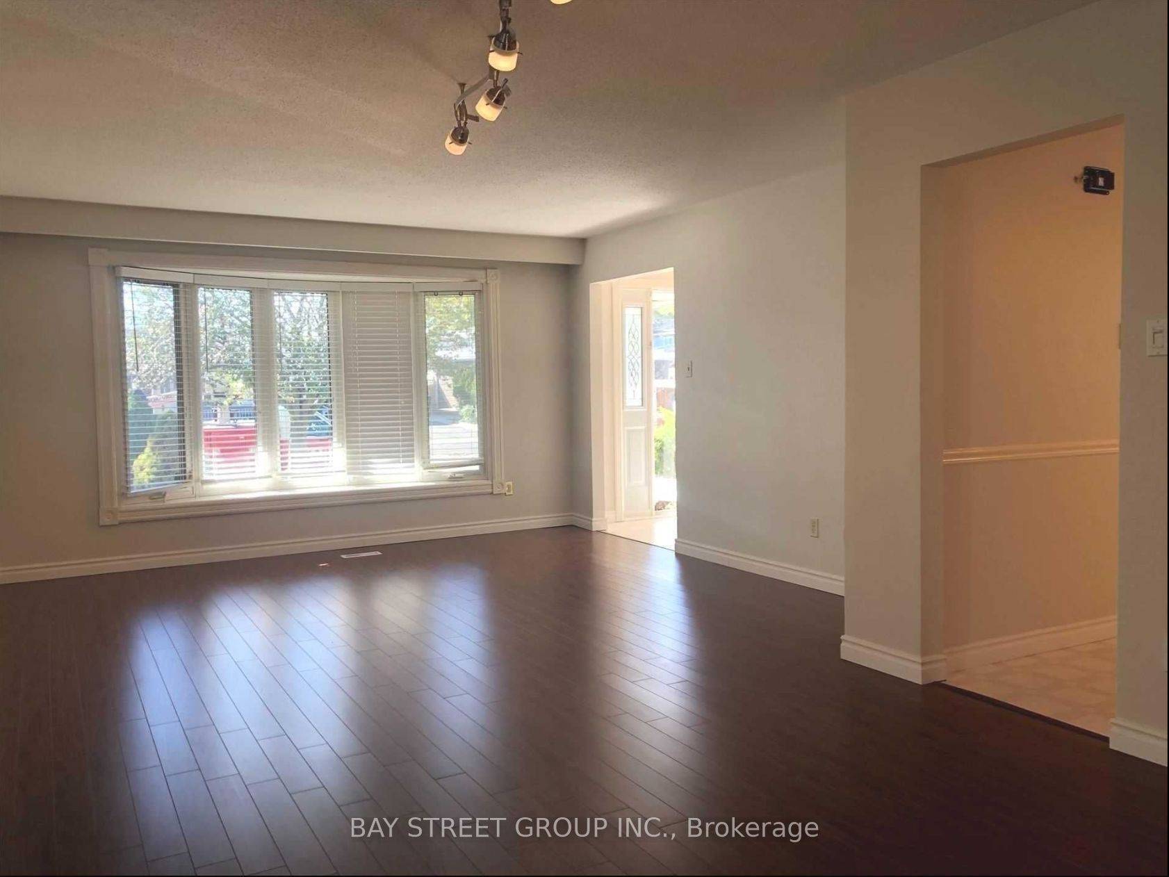 Mississauga, ON L5C 1N8,641 Eaglemount CRES #Upper