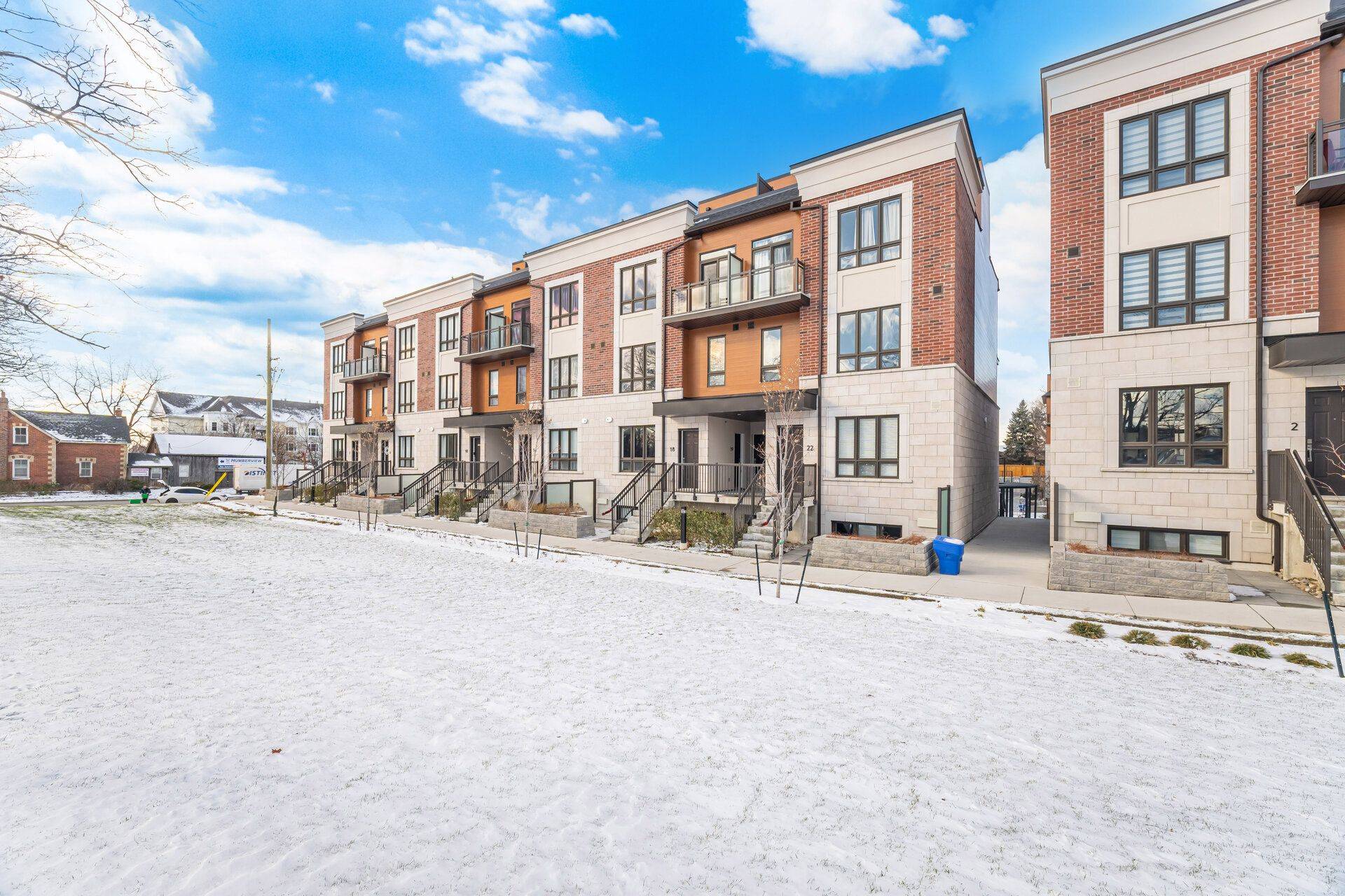 Mississauga, ON L4W 1L1,4015 Hickory DR #19