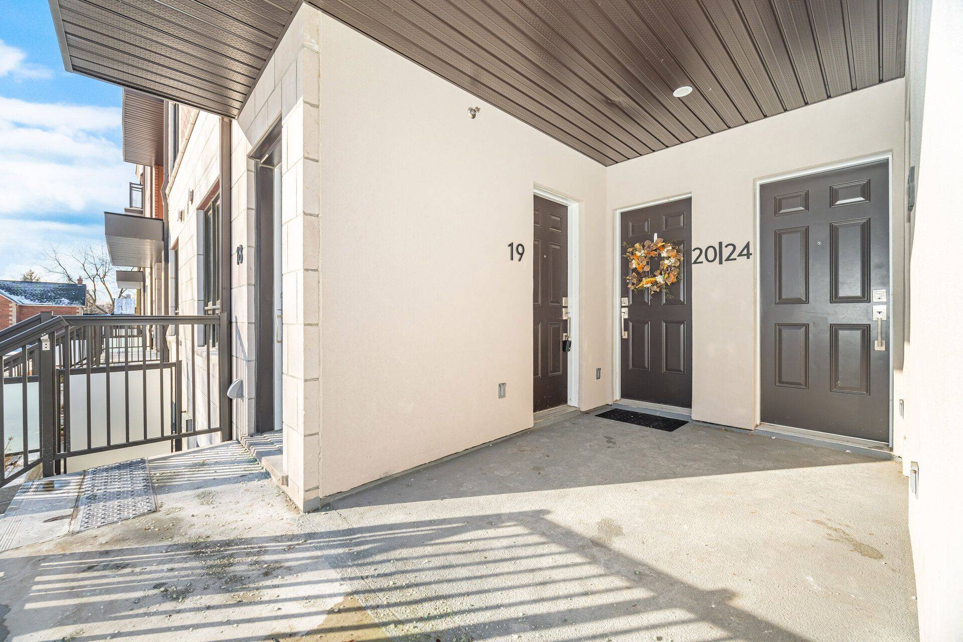 Mississauga, ON L4W 1L1,4015 Hickory DR #19