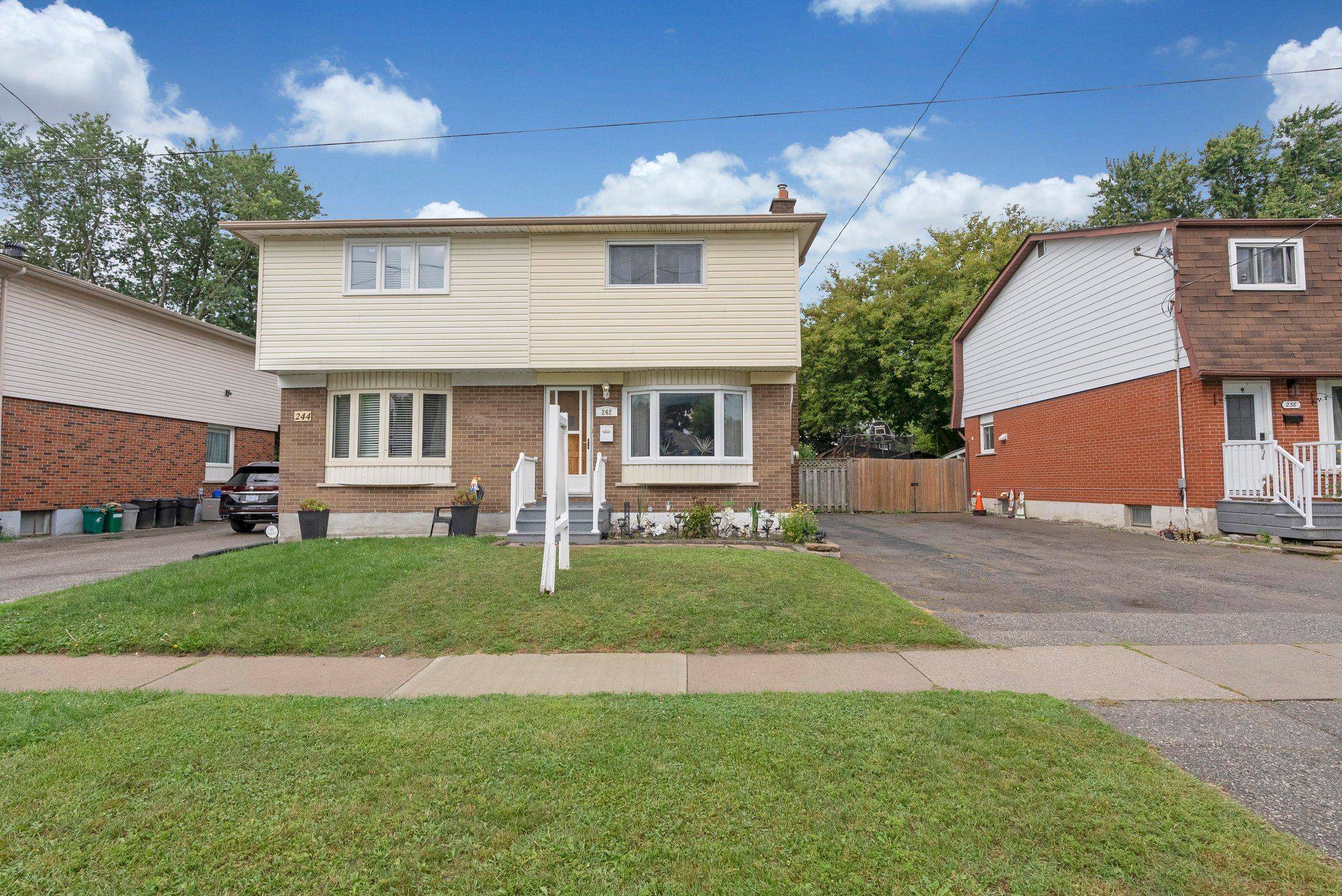 Oshawa, ON L1J 5V4,242 Waverly ST S