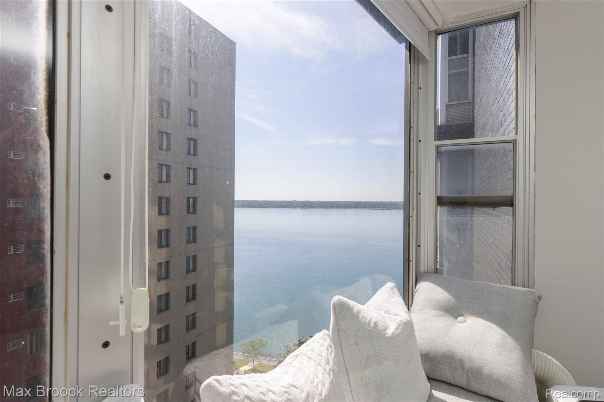 Detroit, MI 48214,8200 E Jefferson AVE #1107