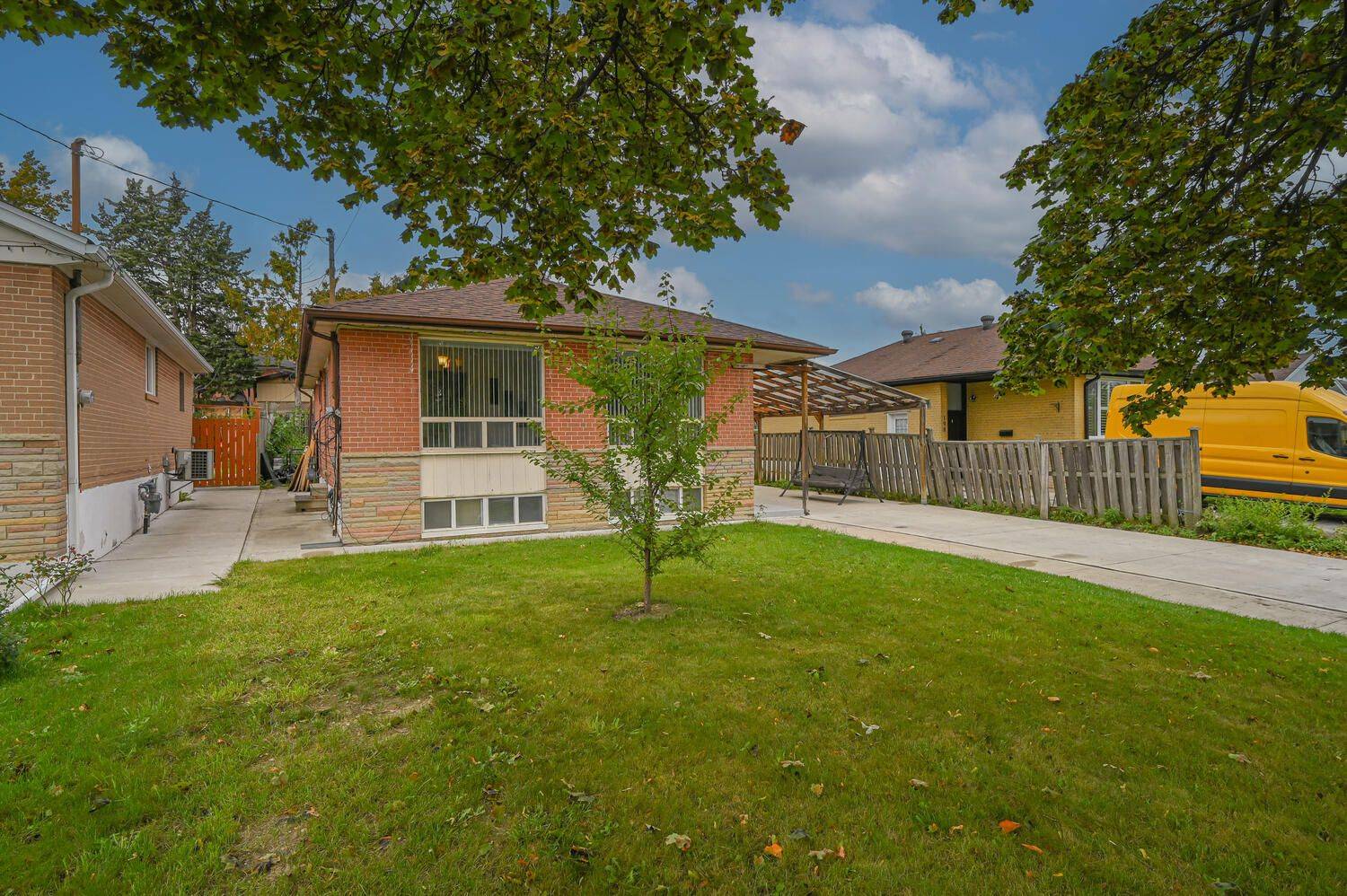 Toronto W10, ON M9V 1X7,196 Taysham CRES