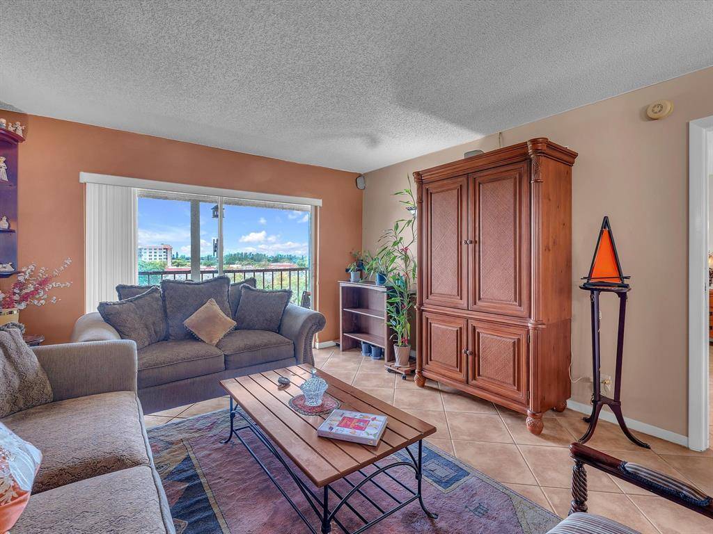 Lauderhill, FL 33319,5860 NW 44th St #804