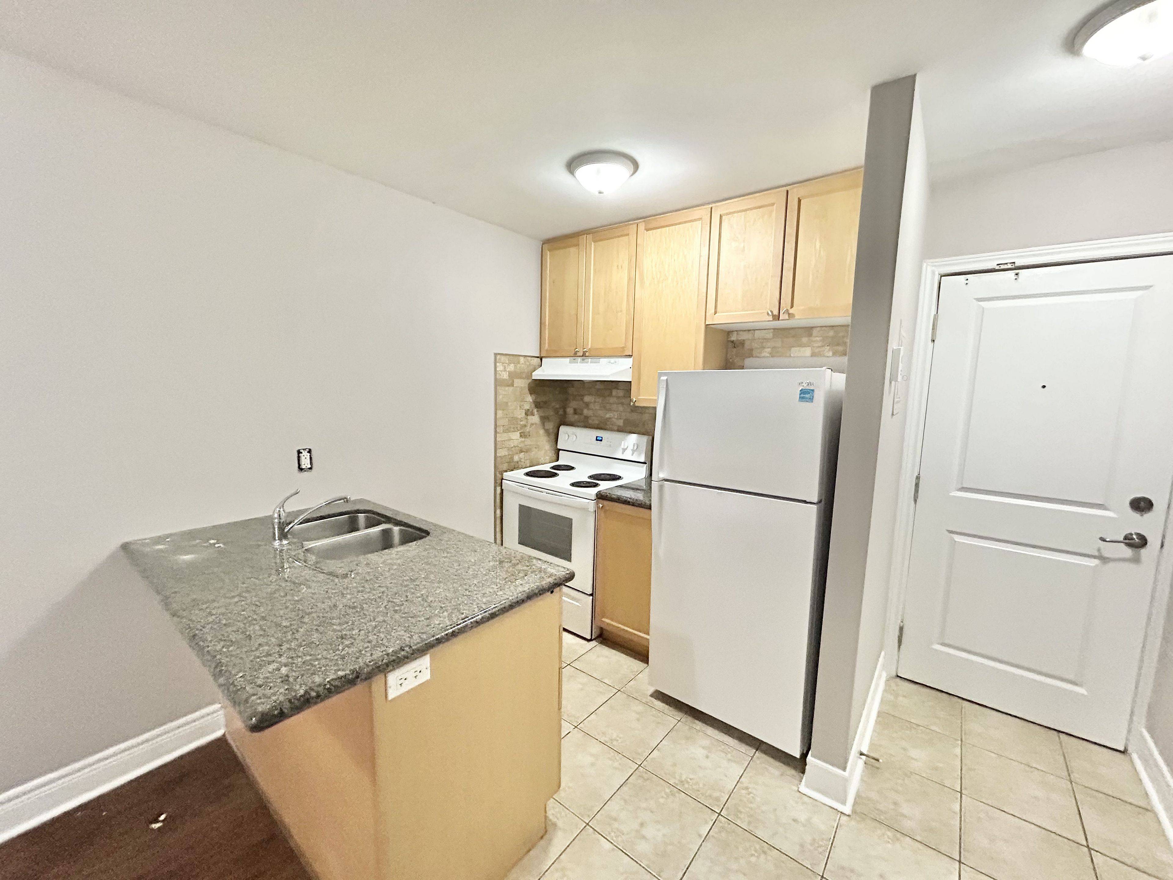 Toronto W06, ON M8W 3G7,11 Thirty Third ST #104