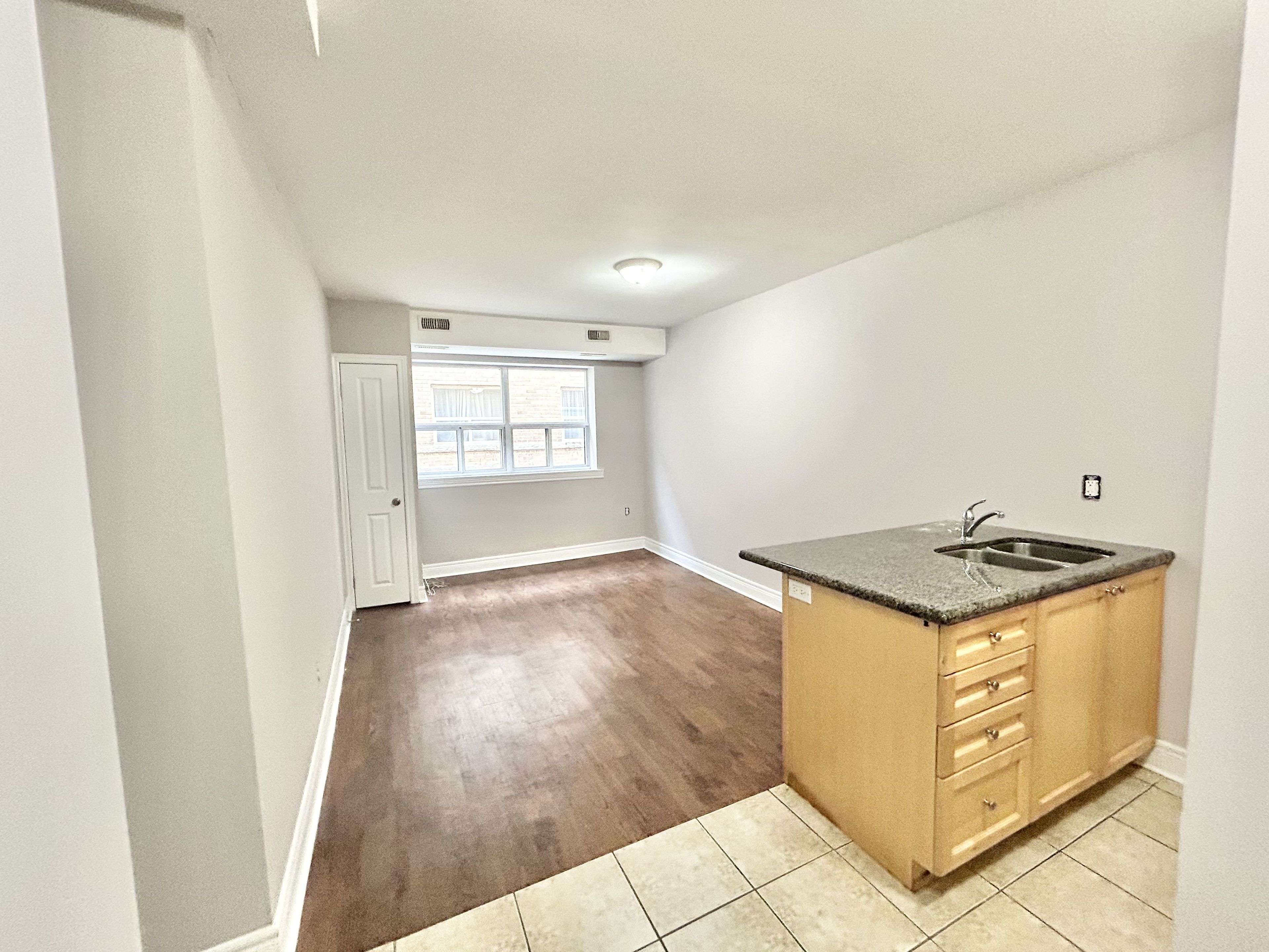 Toronto W06, ON M8W 3G7,11 Thirty Third ST #104