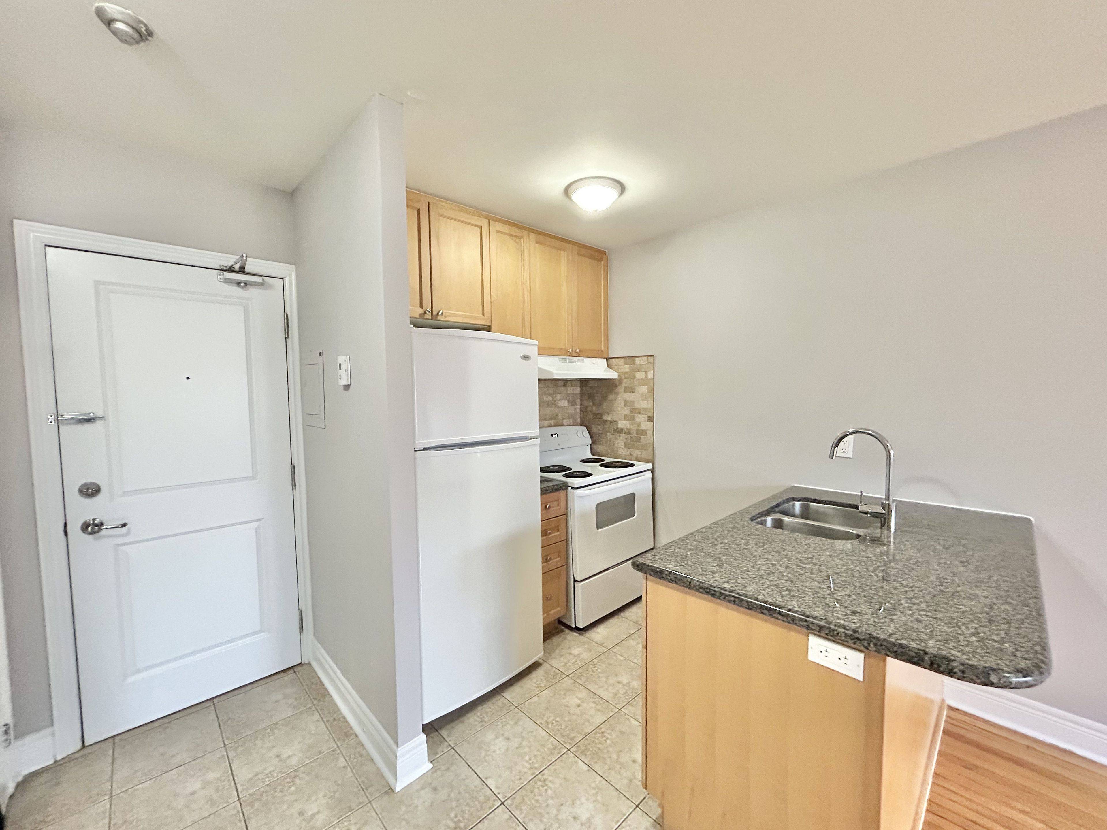 Toronto W06, ON M8W 3G7,11 Thirty Third ST #303