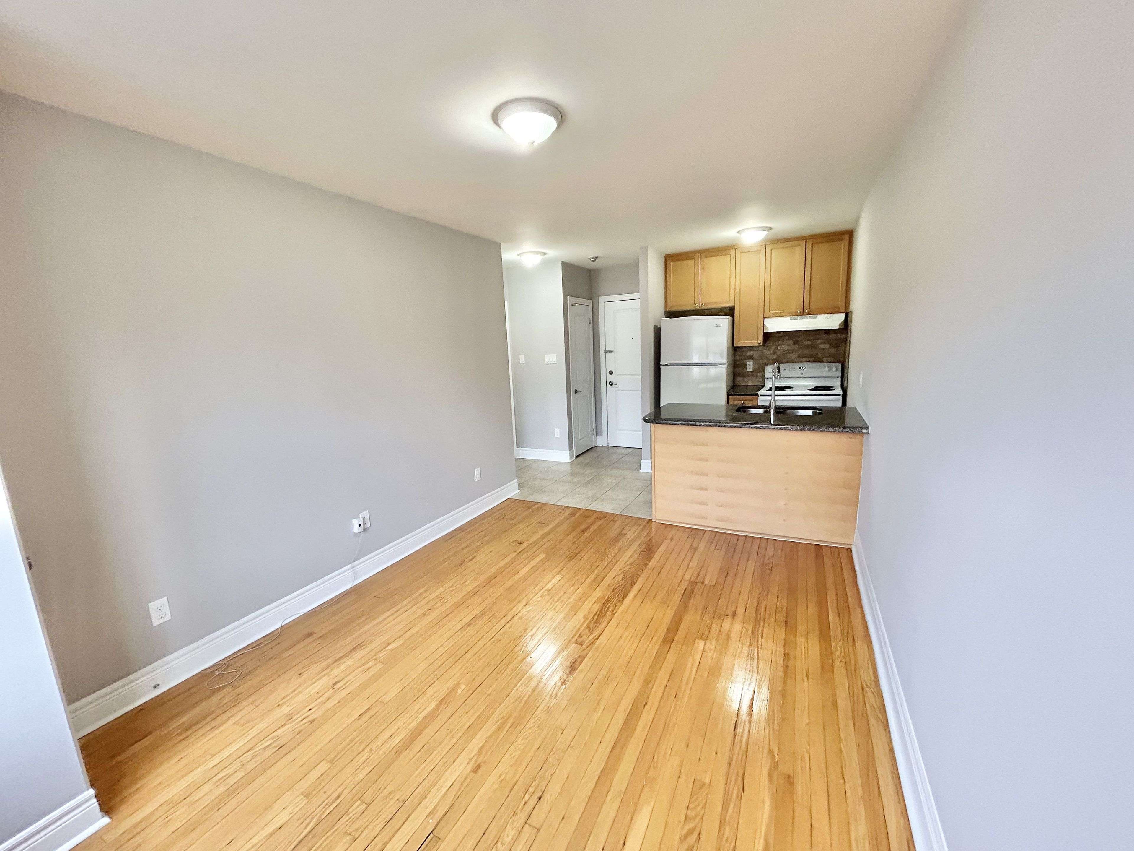 Toronto W06, ON M8W 3G7,11 Thirty Third ST #303