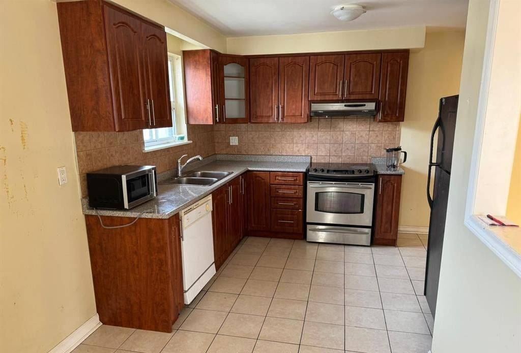 Mississauga, ON L4T 3A2,7075 Magic CT