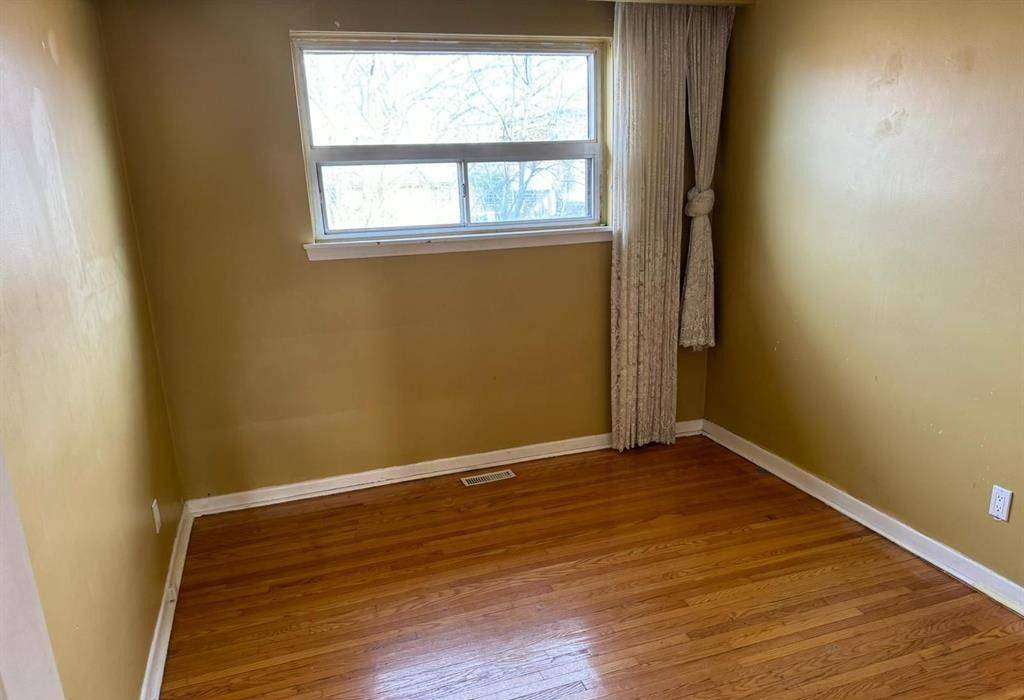 Mississauga, ON L4T 3A2,7075 Magic CT