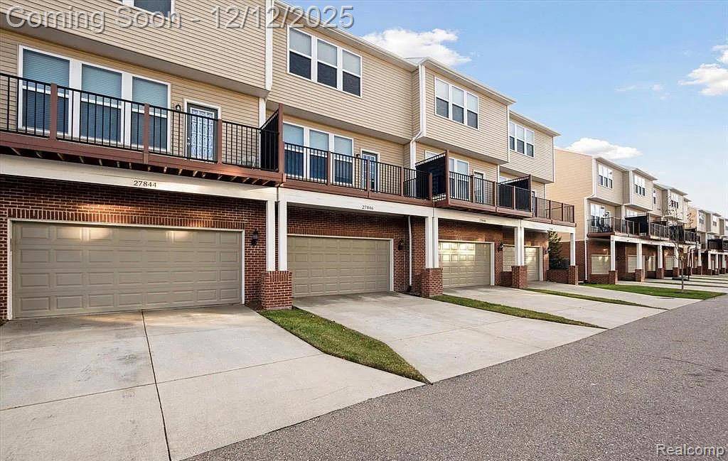 Novi, MI 48377,27846 Hopkins DR