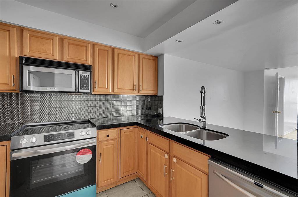 Aventura, FL 33180,20335 W Country Club Dr #2210