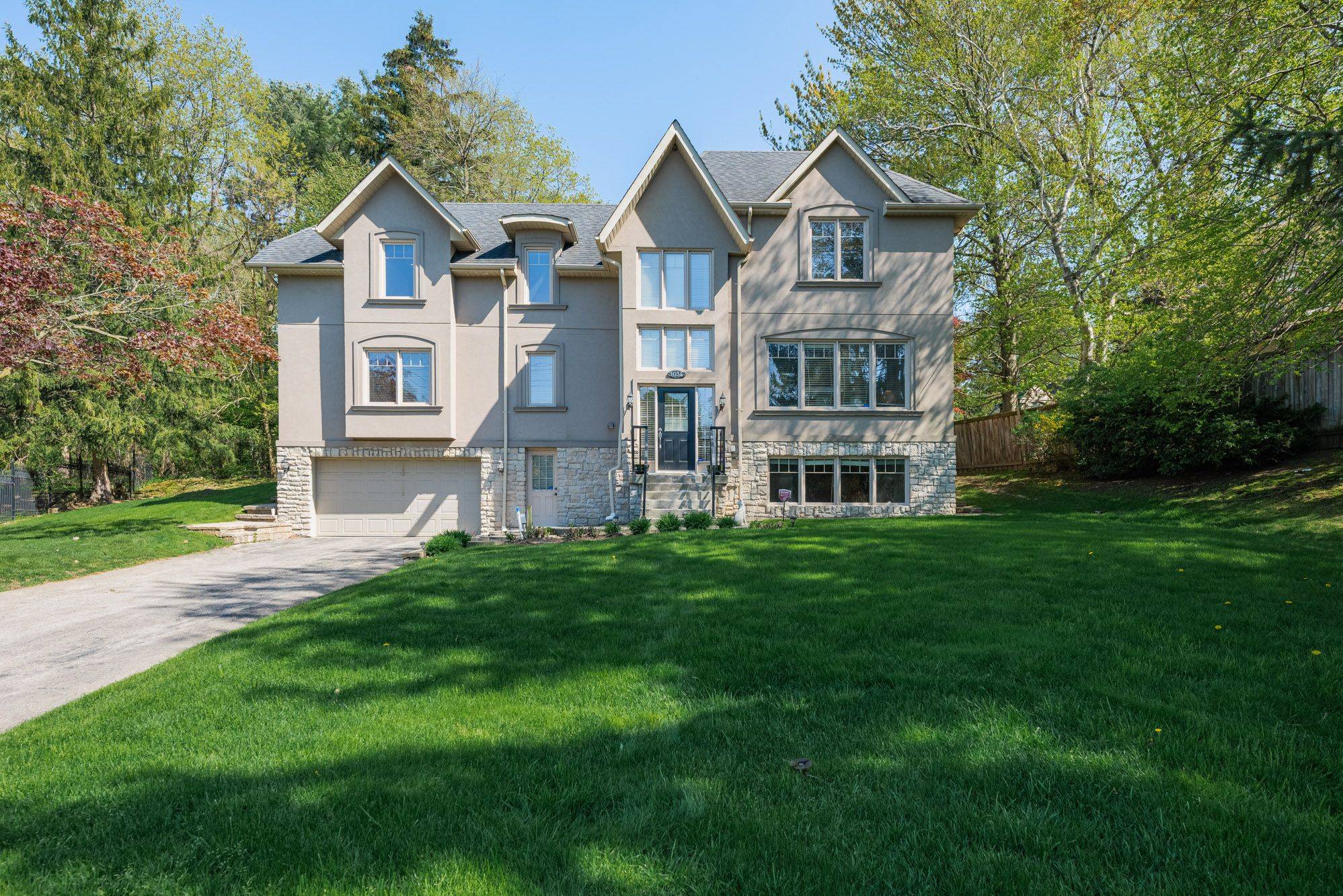 Mississauga, ON L5H 4E8,1034 Lakeshore RD W