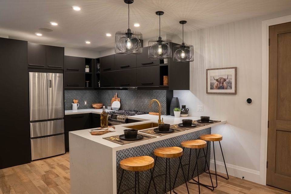 Toronto W02, ON M6P 2M9,166 Oakmount RD #Main