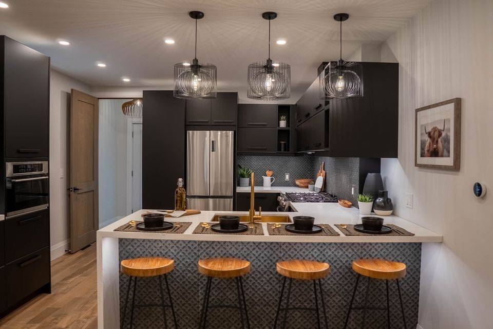 Toronto W02, ON M6P 2M9,166 Oakmount RD #Main