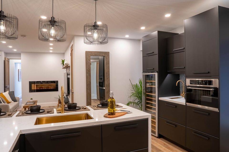 Toronto W02, ON M6P 2M9,166 Oakmount RD #Main