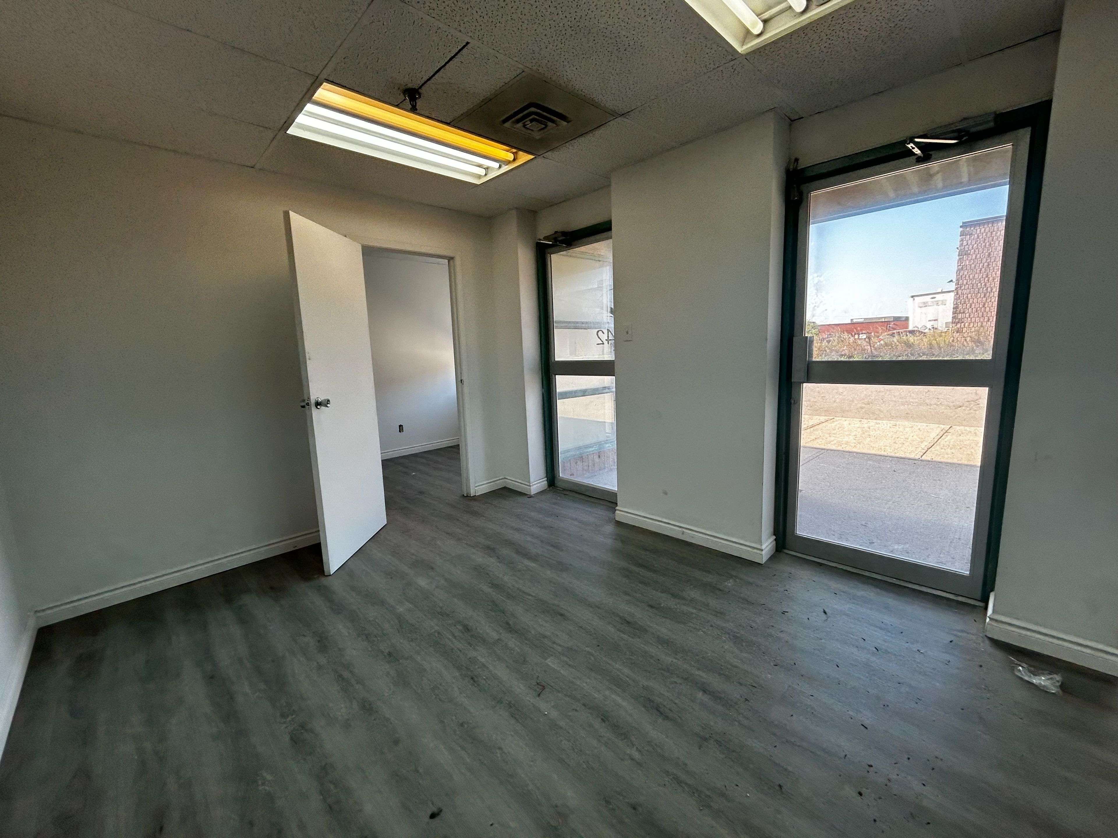 Mississauga, ON L5S 1T9,2400 Lucknow DR ## 42-44