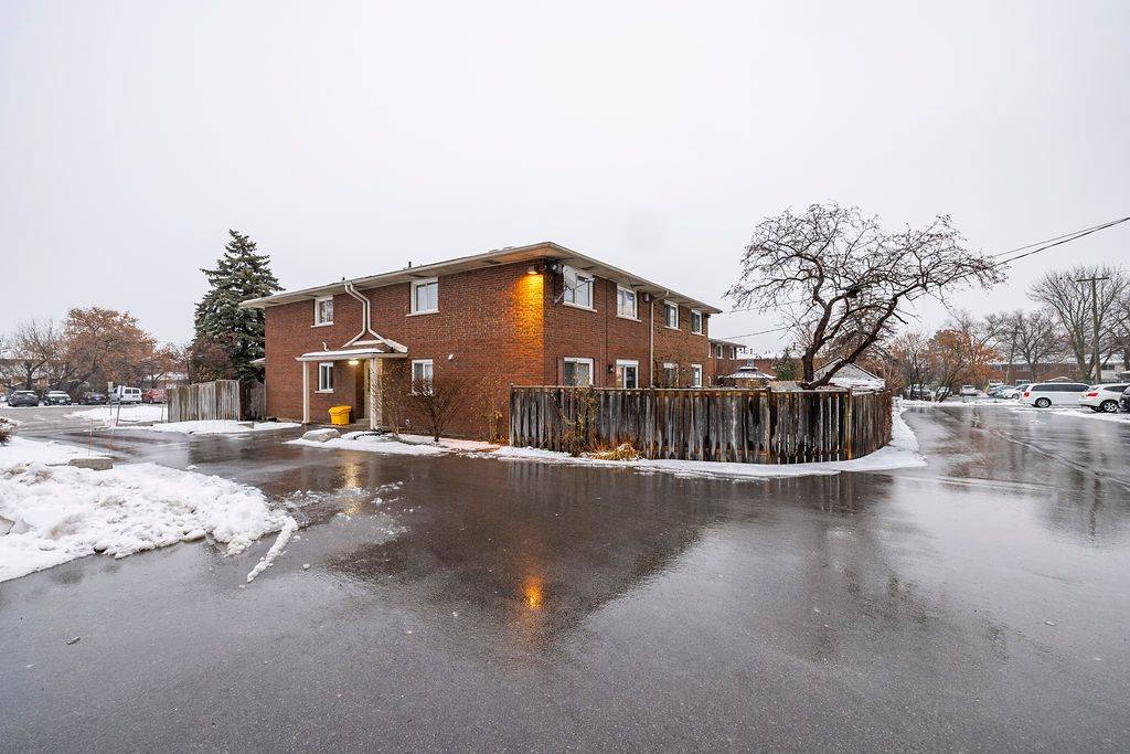 Burlington, ON L7P 2A5,2079 Meadowbrook RD #8