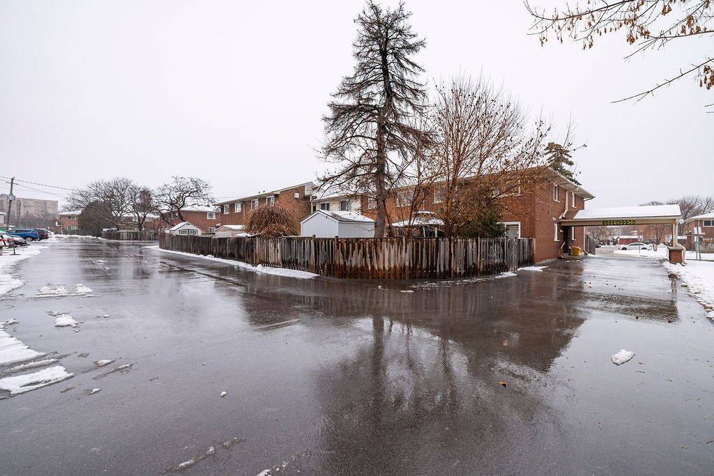 Burlington, ON L7P 2A5,2079 Meadowbrook RD #8