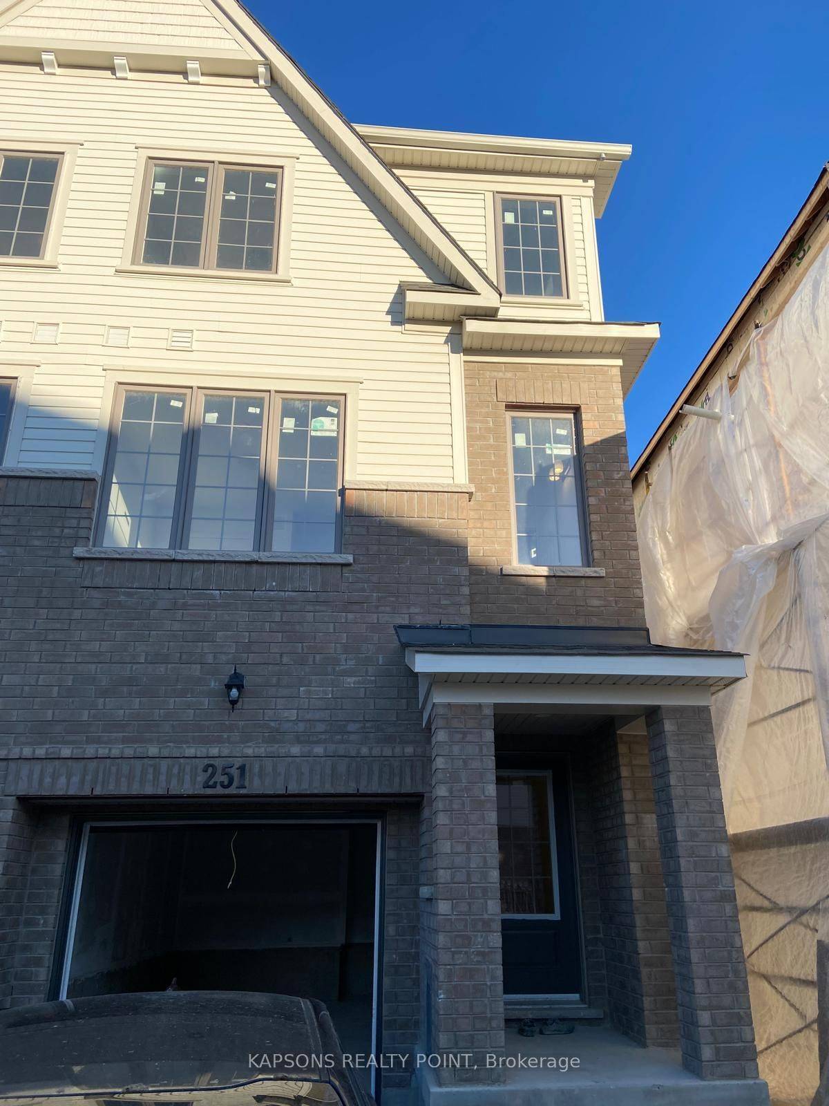 Oshawa, ON L1L 0P9,251 Danzatore PATH #23