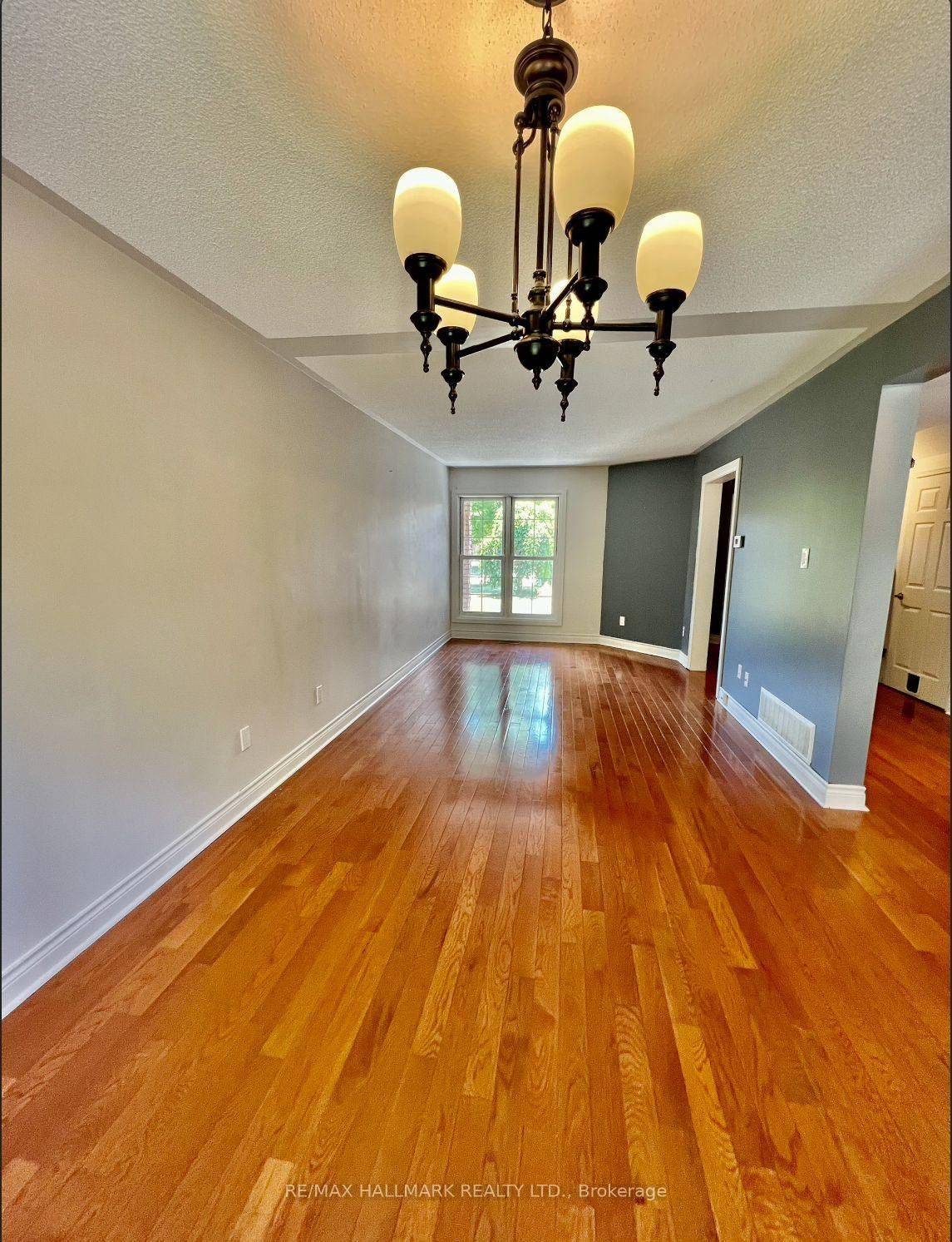 Newmarket, ON L3Y 8G8,393 pickering CRES