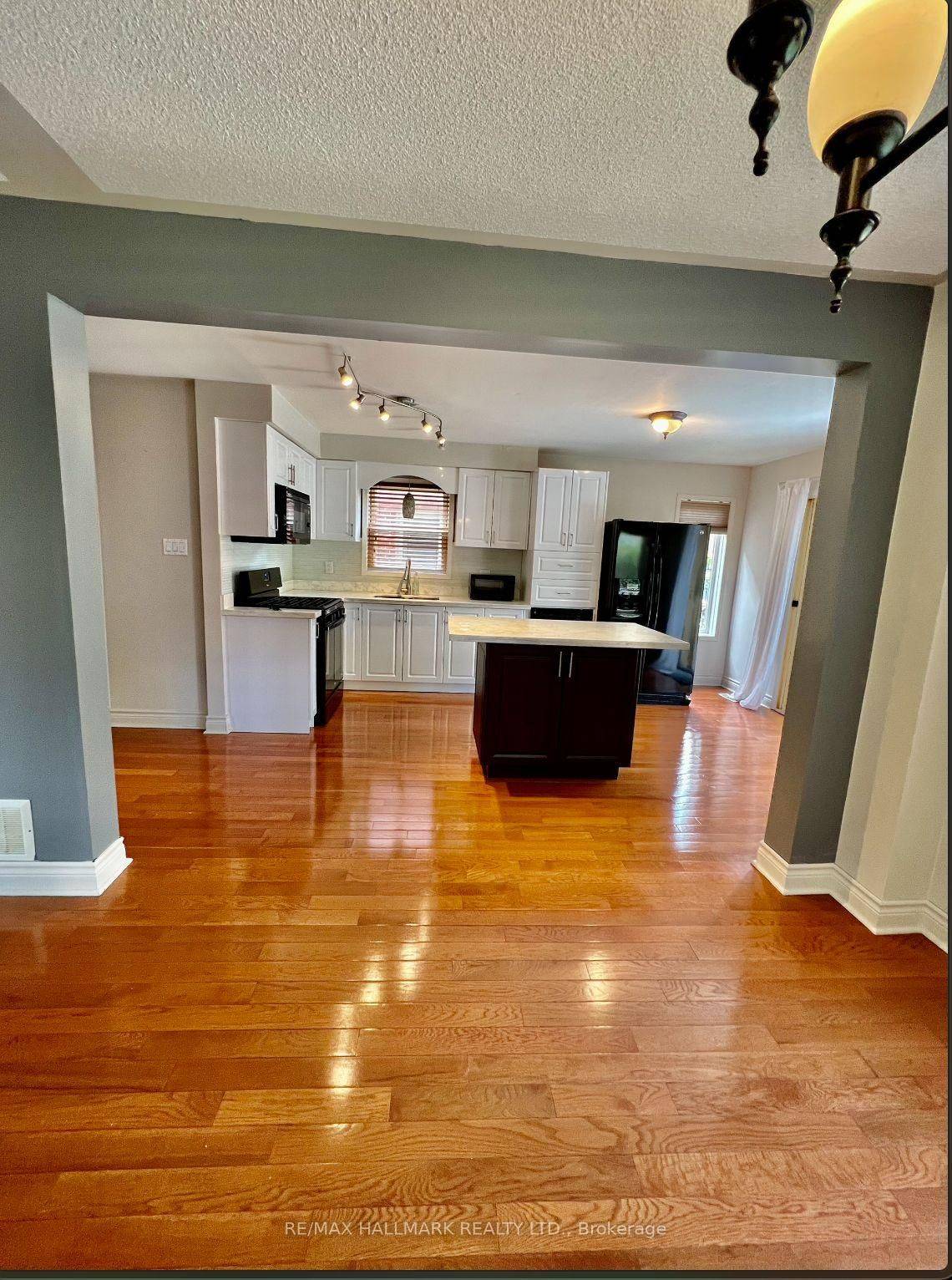 Newmarket, ON L3Y 8G8,393 pickering CRES