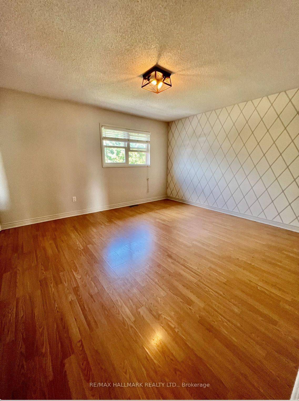 Newmarket, ON L3Y 8G8,393 pickering CRES