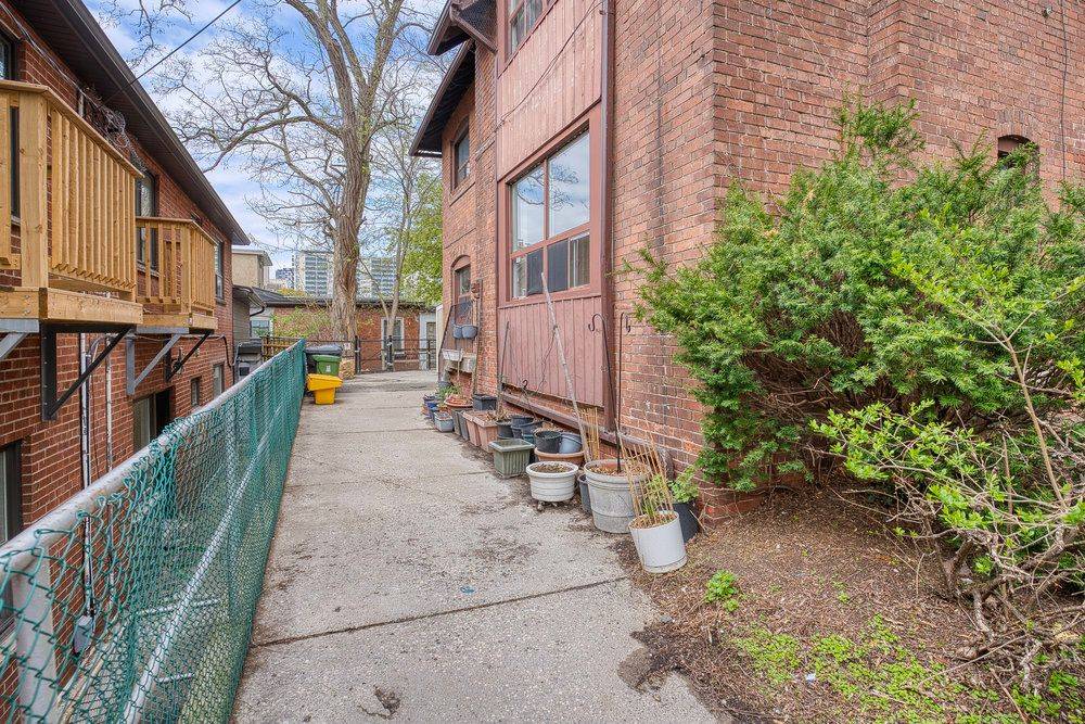 Toronto W02, ON M6P 2G1,24 Indian Road CRES