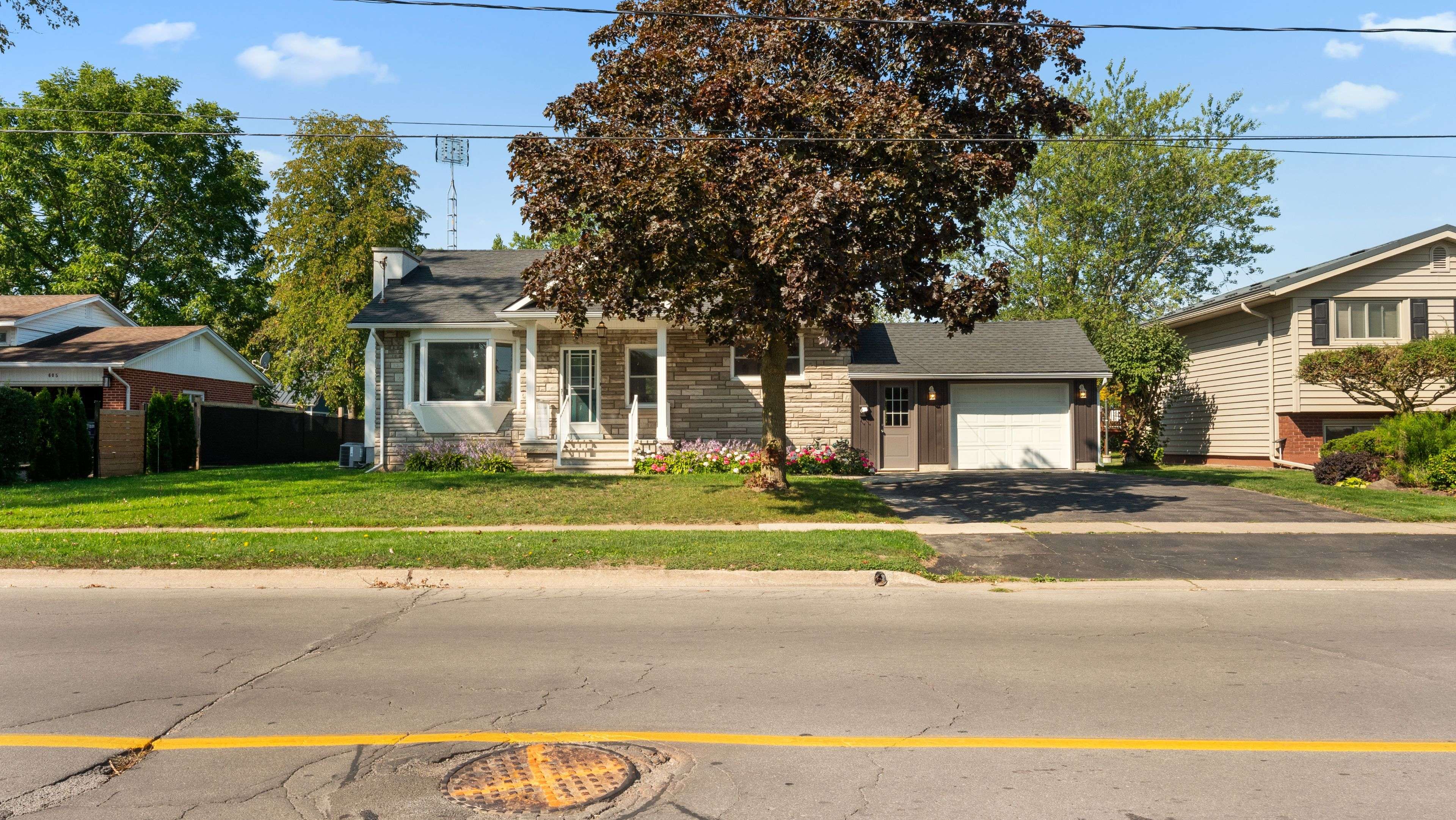 Welland, ON L3C 3B9,611 Clare AVE
