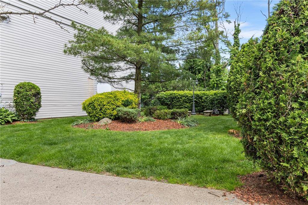 Staten  Island, NY 10306,52 Francine CT #A