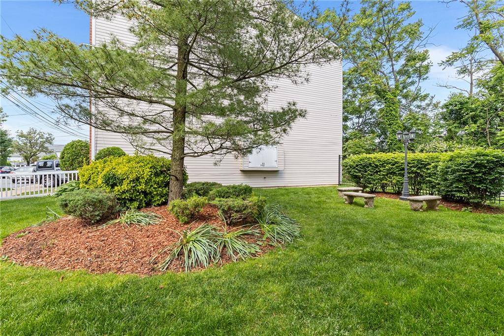 Staten  Island, NY 10306,52 Francine CT #A