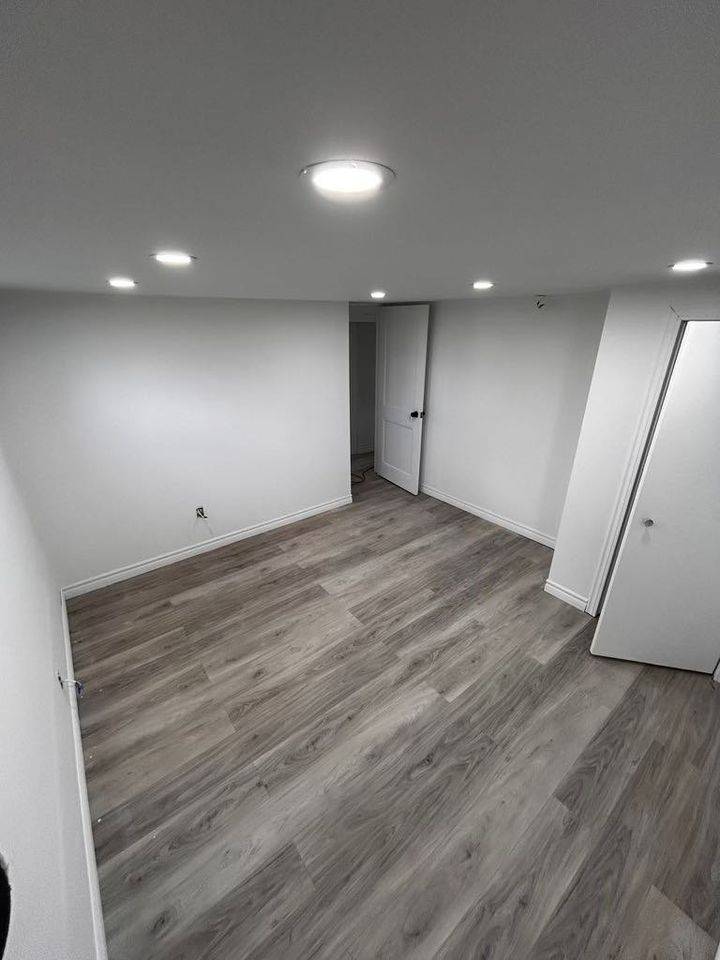 Toronto E04, ON M1P 1E1,13 Hollingworth DR