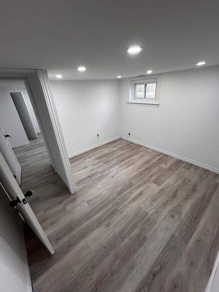 Toronto E04, ON M1P 1E1,13 Hollingworth DR