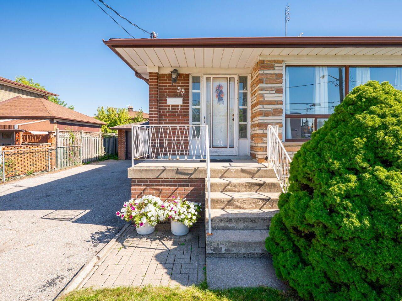 Toronto W05, ON M9L 2J4,55 Plunkett RD