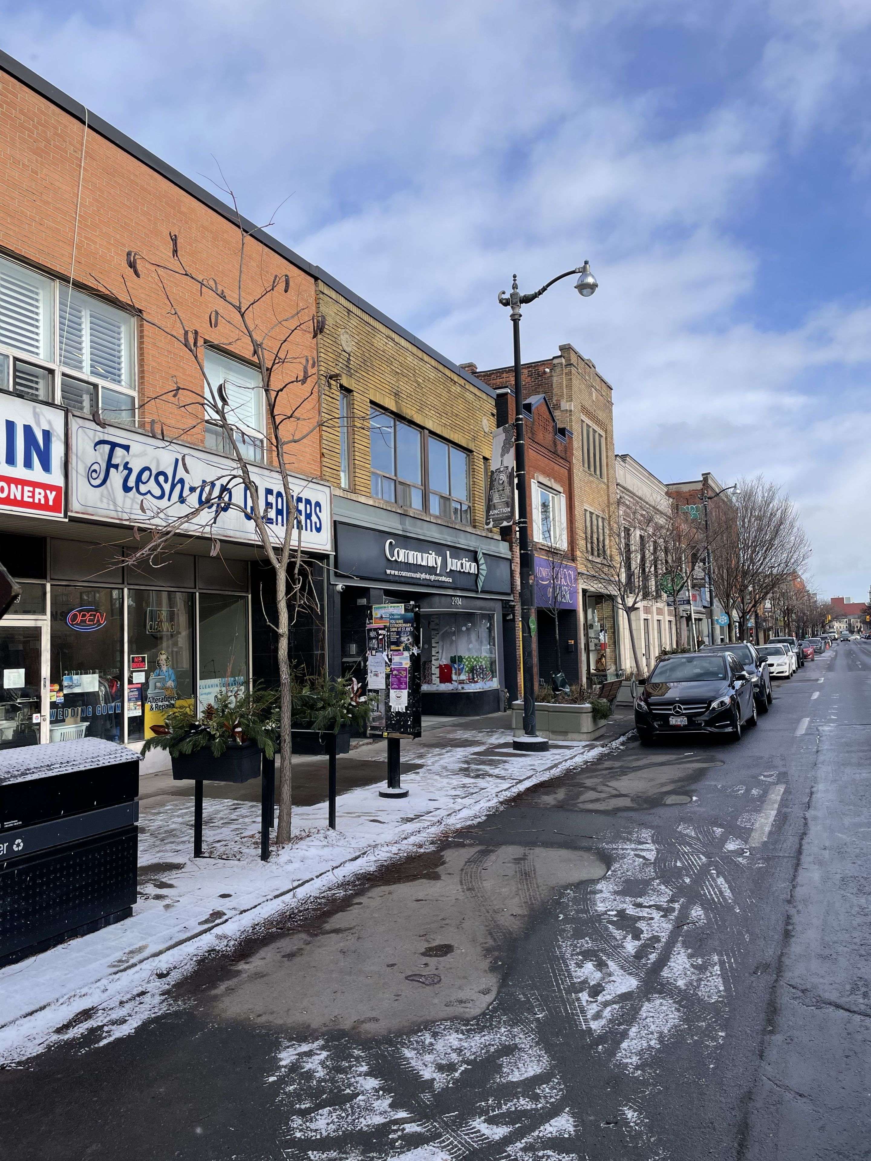 Toronto W02, ON M6P 1Y8,2936 Dundas ST W