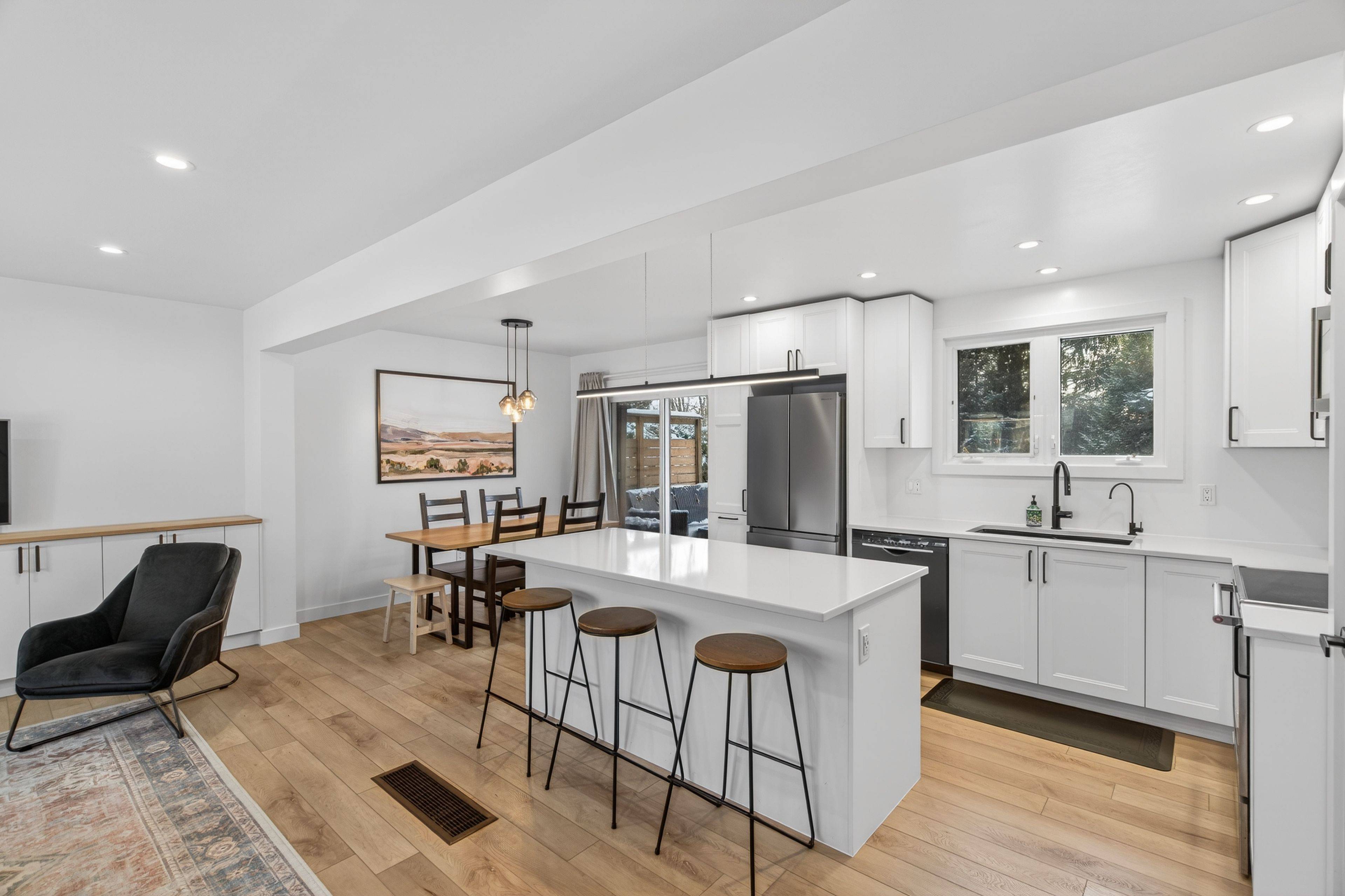 Kingston, ON K7M 2A4,30 Queen Mary RD