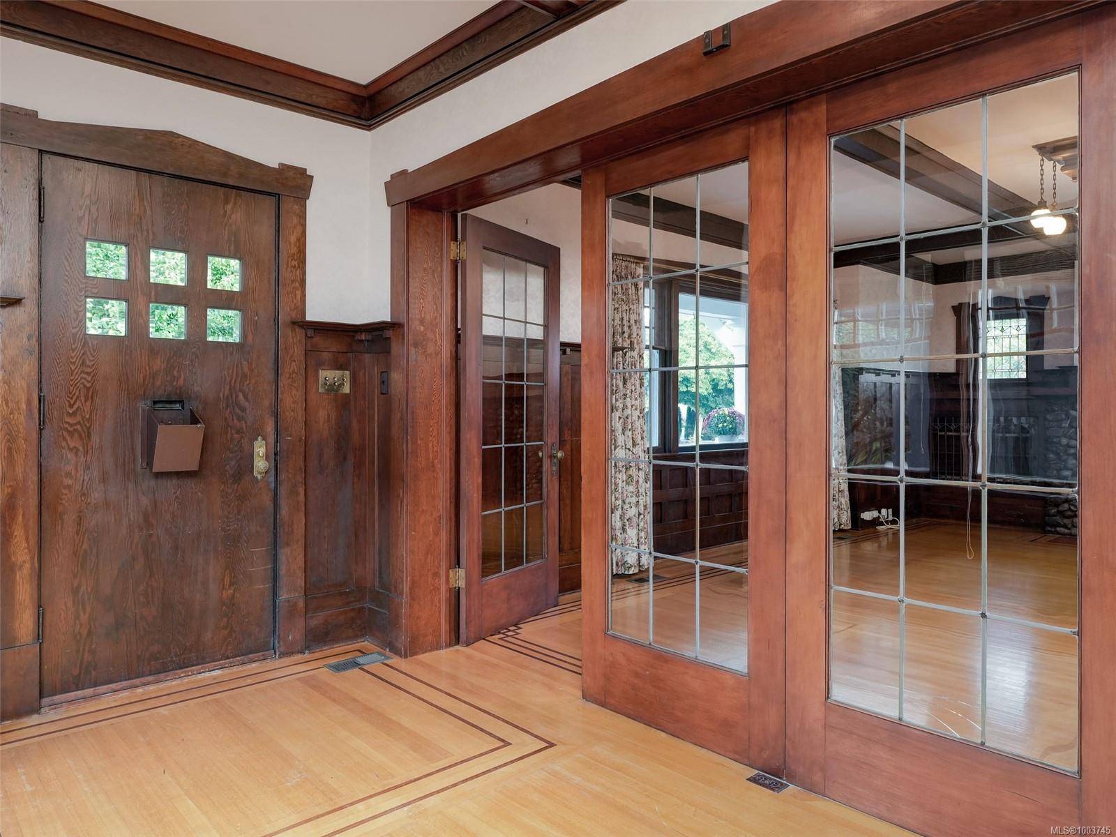 Victoria, BC V8V 4E6,273 Linden Ave