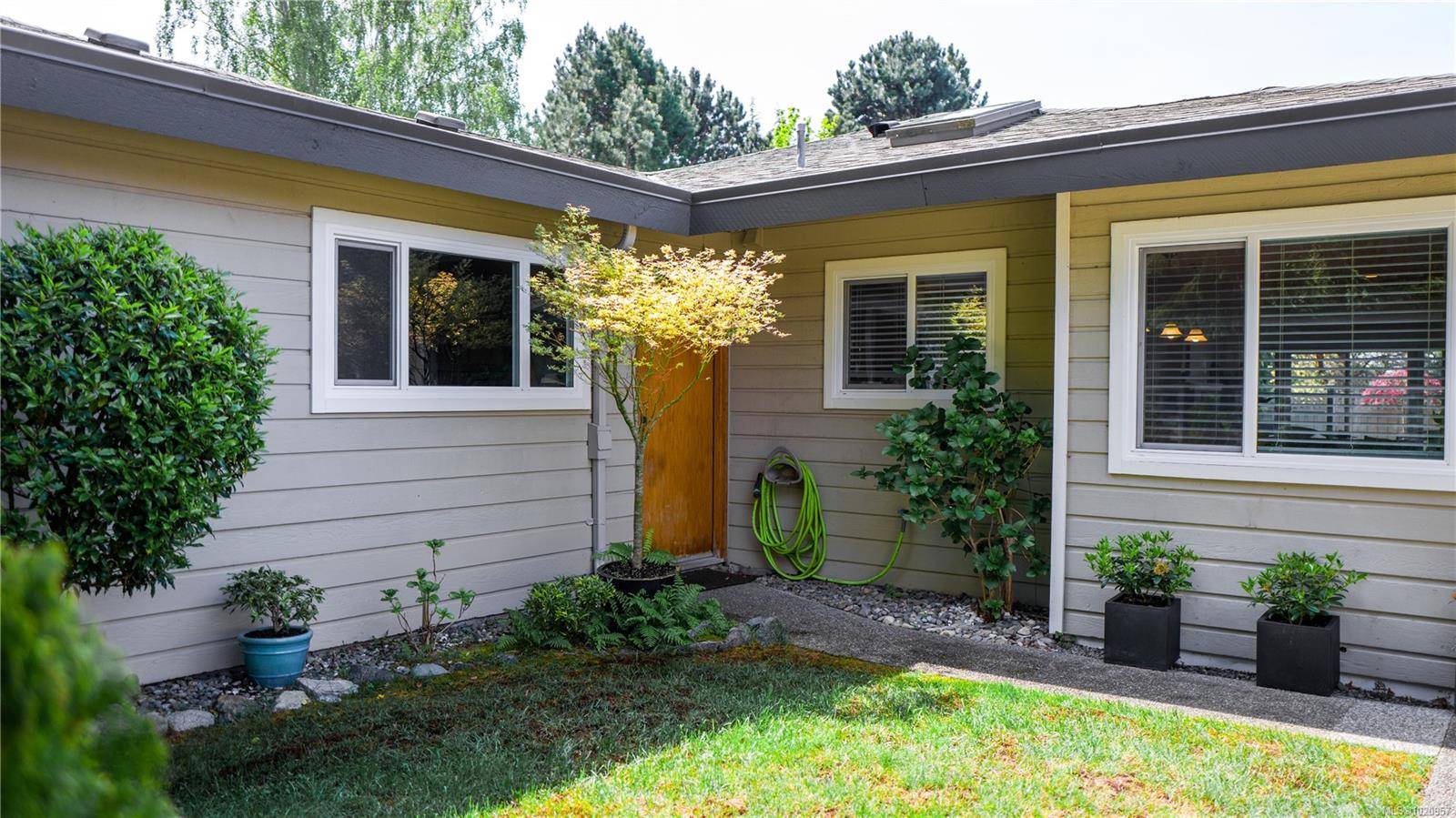 Saanich, BC V8N 5X5,2829 Arbutus Rd #917