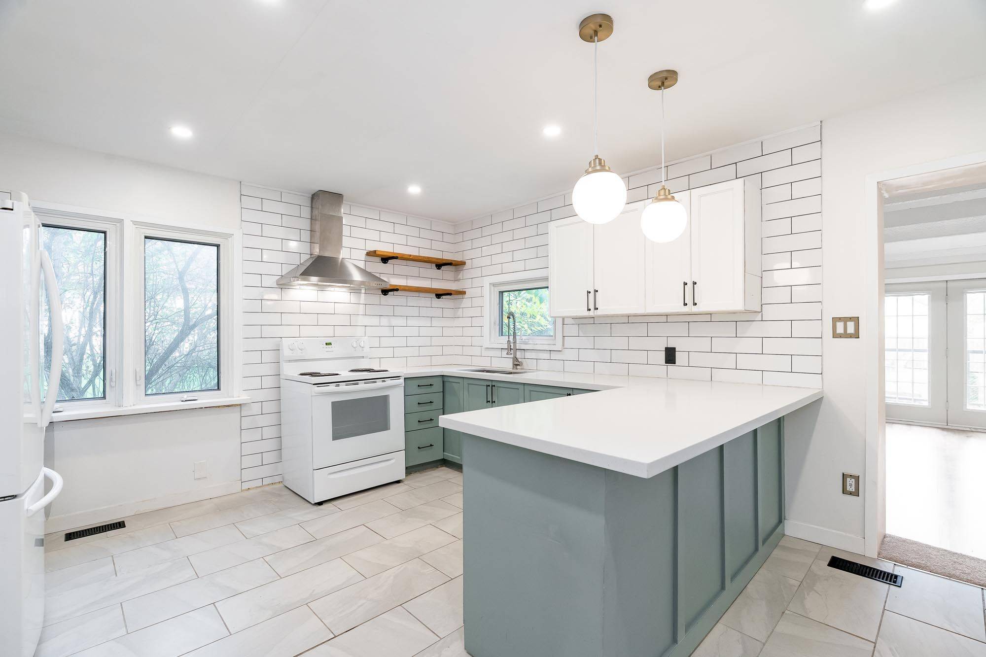 Innisfil, ON L0L 1L0,3 John DR