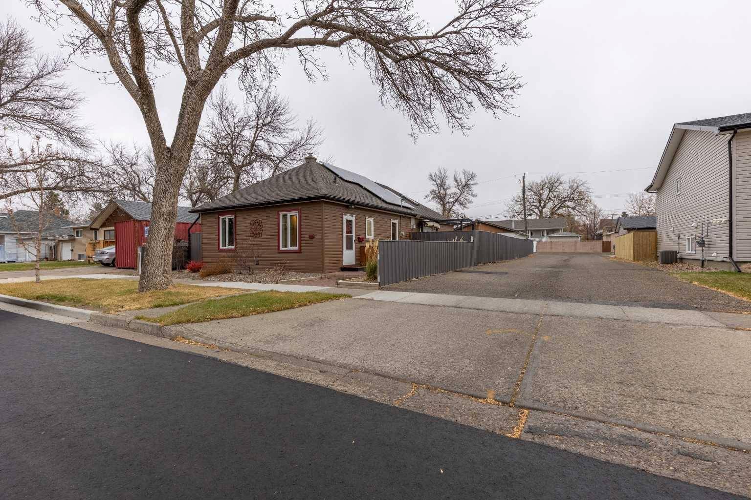 Lethbridge, AB T1H 1Y8,915 7 ST N