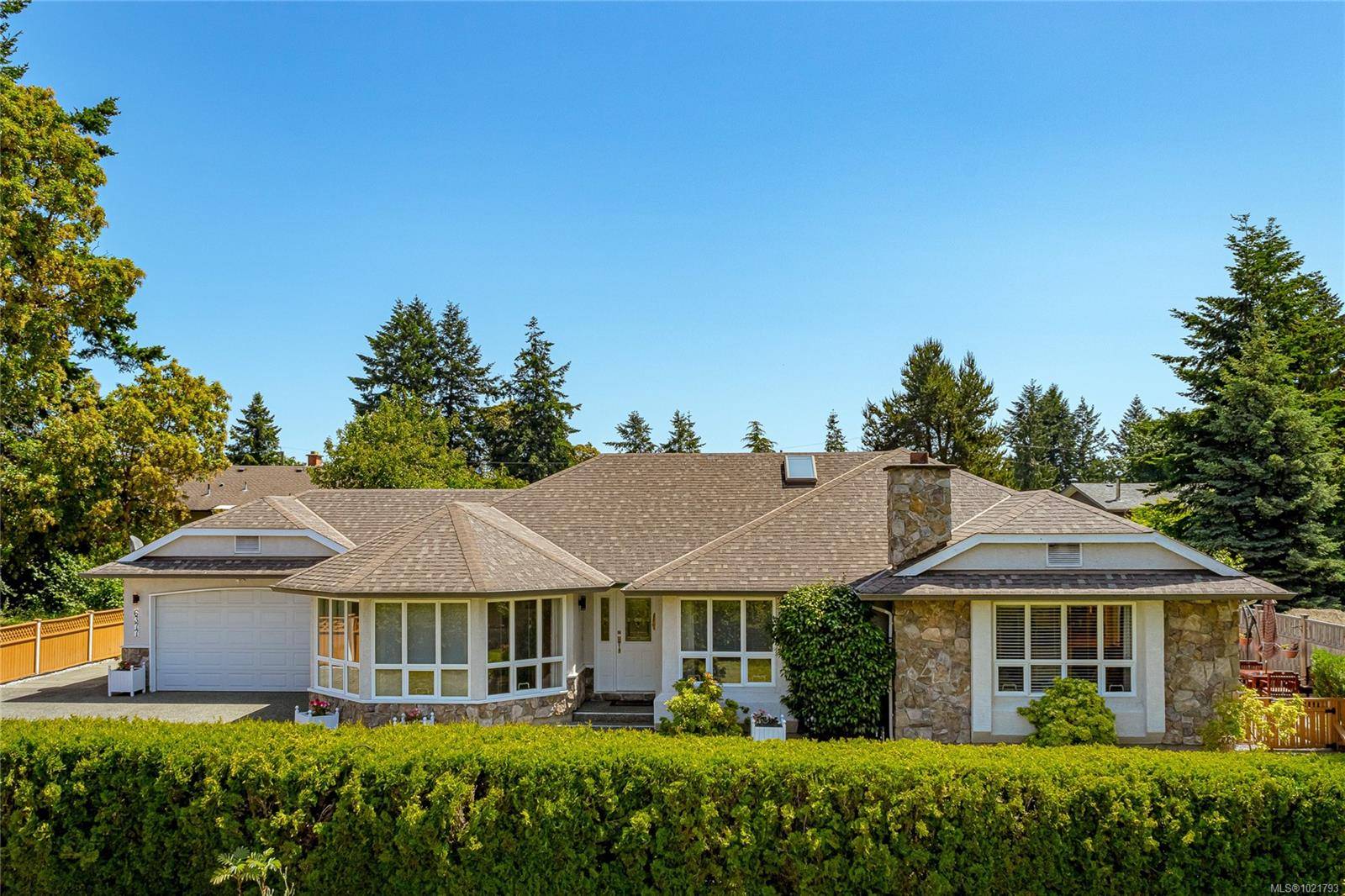 Central Saanich, BC V8Z 5W2,6377 RODOLPH Rd