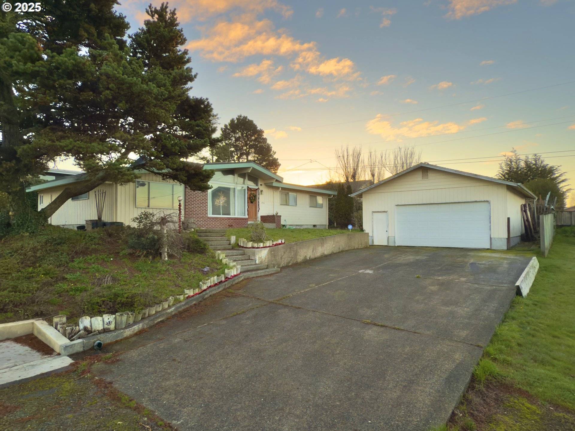 North Bend, OR 97459,1900 GRANT ST