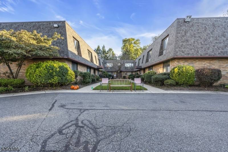 Hawthorne Boro, NJ 07506,164 Diamond Bridge Ave #18