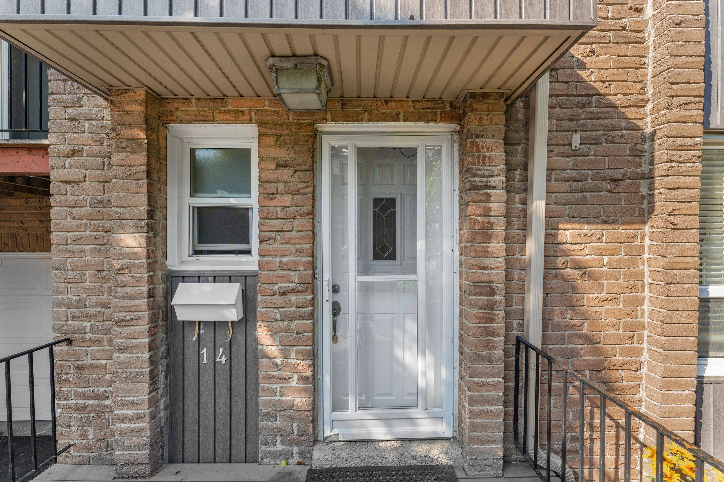 Mississauga, ON L5C 3B3,900 Dundas ST W #14