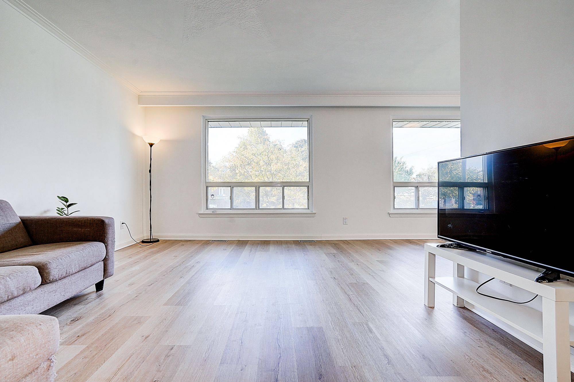 Toronto E09, ON M1P 4M7,11 Doerr RD