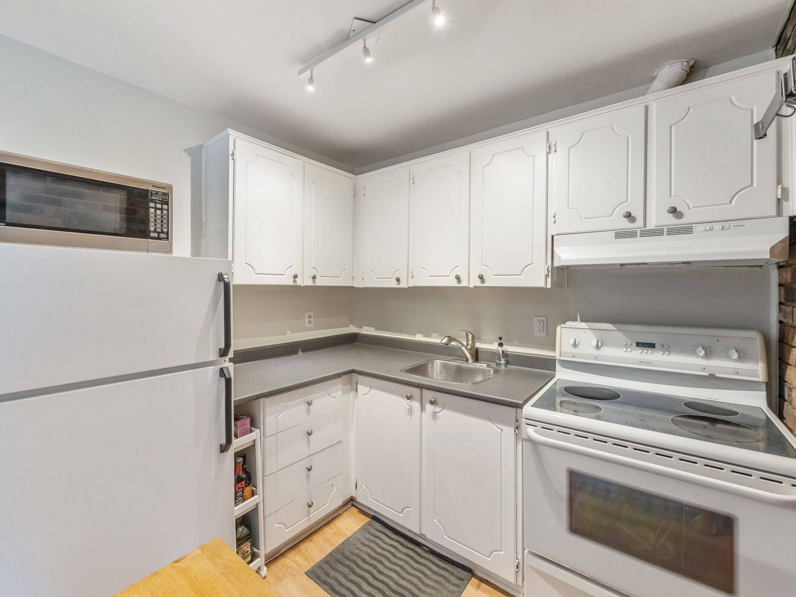 Toronto W01, ON M6K 1J6,1538 King ST W #2