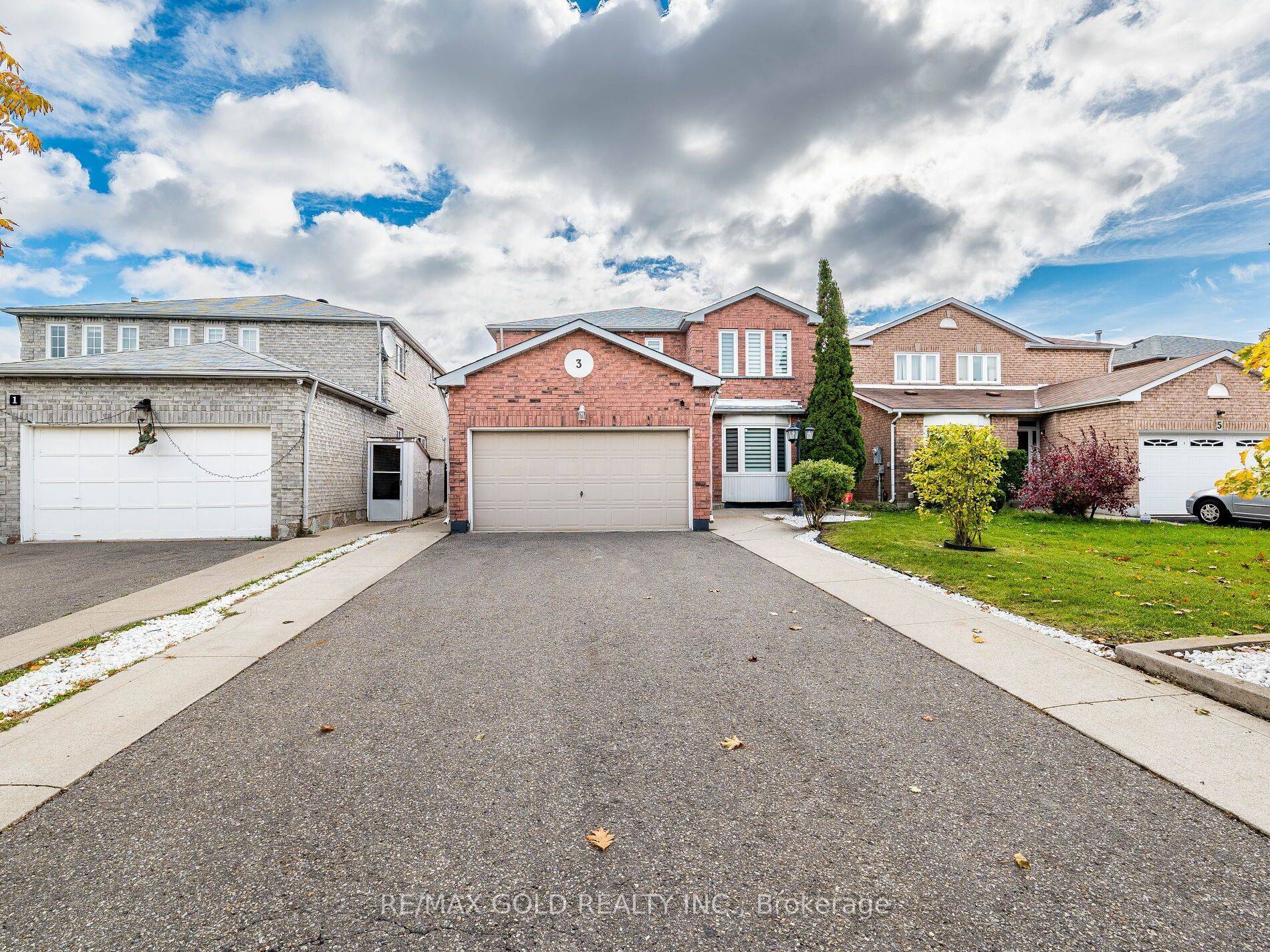Brampton, ON L6Y 4K7,3 Hawkway CT